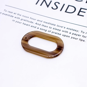 Gros plan sur pendentif ovale en résine écaillée pour la création de bijoux DIY