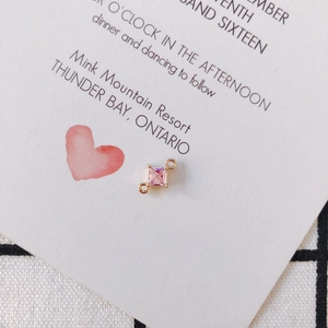 Makroaufnahme von vergoldetem rosa Zirkon-Anhänger mit zwei Ösen für DIY-Schmuckherstellung