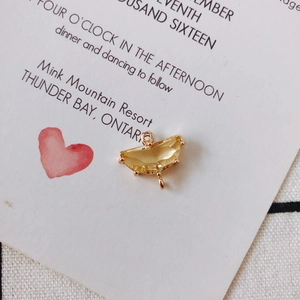 Dettaglio del ciondolo a semicerchio in cristallo champagne sfaccettato per gioielli DIY