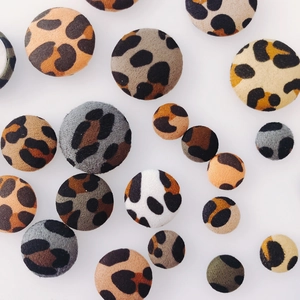 Assortimento di bottoni tondi in tessuto leopardato per accessori di gioielleria fai-da-te