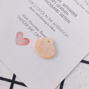Makro-Detail von muschelförmigen Harzanhängern mit Marmorierung für DIY-Schmuckherstellung