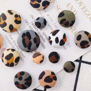 Bottoni rotondi rivestiti in tessuto leopardato per gioielli fai-da-te, vari colori e misure