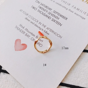 Detail eines 17mm goldenen unregelmäßigen Metallrings auf einer Geschenkkarte