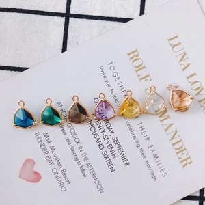 Mini ciondoli triangolari placcati oro con cristalli colorati per creazione gioielli