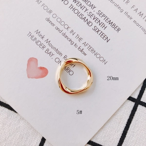 Detailansicht des 20 mm goldenen gedrehten geometrischen Rings mit Größe 5 Details