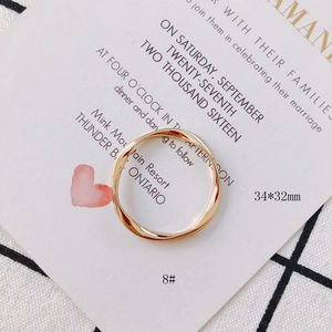 Nahaufnahme des goldfarbenen gewellten Anhängers (34x32mm) mit poliertem Finish