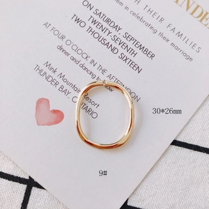 Detail eines 30x26mm unregelmäßigen ovalen Goldlegierungsanhängers für DIY-Schmuck