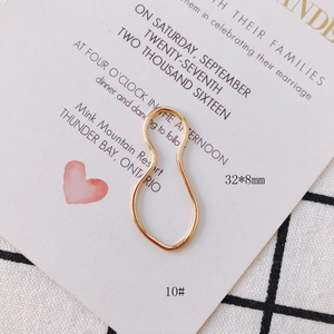 Nahaufnahme des goldenen, unregelmäßigen Tropfenanhängers aus Metall, 32x8mm für DIY-Schmuck
