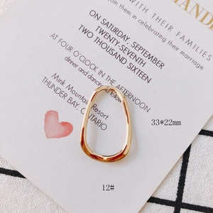 Detailaufnahme des 33x22mm goldenen ovalen Metallanhängers für DIY-Schmuckherstellung
