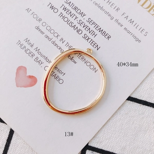 Nahaufnahme des goldenen unregelmäßigen ovalen Metallanhängers für DIY-Schmuck, 40x34mm
