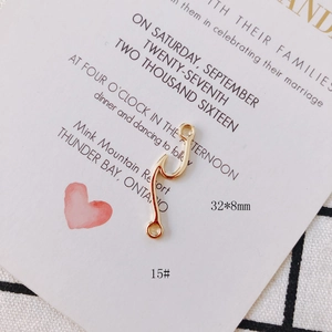 Detail eines gewellten Goldanhängers für DIY-Schmuck, Größe 32x8mm auf einer Karte