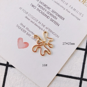 Nahaufnahme des goldenen, unregelmäßigen geometrischen Wellenanhängers 27x25mm für DIY-Schmuck