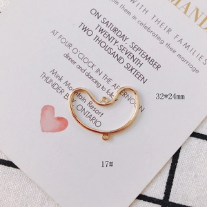 Detail eines gewellten Herz-Anhängers aus Goldlegierung für Schmuck-DIY, Größe 32x24mm