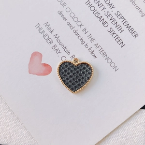 Λεπτομέρεια macro καρδιάς με χρυσό περίγραμμα και γκρίζα επένδυση με υφή
