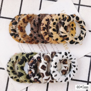 Lot de chouchous en peluche léopard multicolores avec texture velours douce pour cheveux