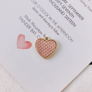 Μακρο φωτογραφία καρδιάς από ροζ δέρμα με χρυσό πλαίσιο για χειροποίητα κοσμήματα DIY
