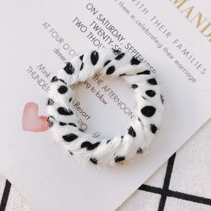 Vue macro d'un composant de bague en peluche avec motif léopard et texture douce