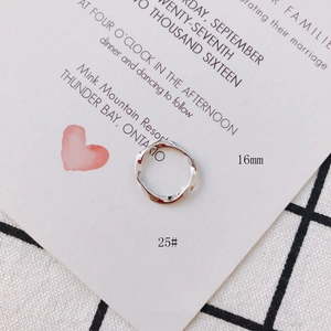 Detailansicht eines 16mm unregelmäßigen Metallanhängers auf einer minimalistischen Karte