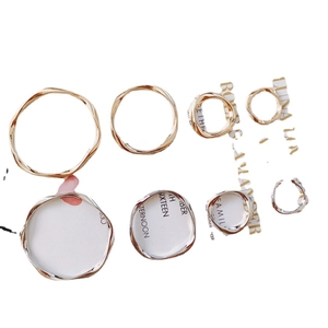 Set aus 7 minimalistischen geometrischen Gold- und Silberringen mit Wellendesign