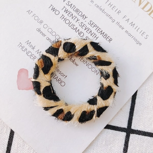 Détail d'un anneau en tissu léopard avec texture pelucheuse douce pour boucles d'oreilles