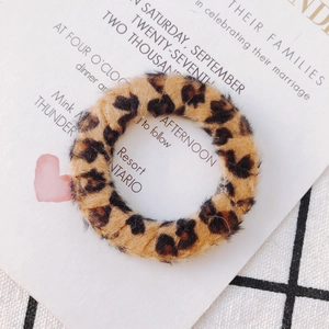 Détail d'accessoire d'oreille en peluche léopard avec texture douce en fausse fourrure