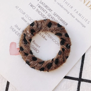 Gros plan d'un anneau en tissu léopard pelucheux avec texture douce pour bijoux artisanaux