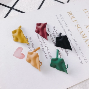 Minimalistische unregelmäßige geometrische matte Ohrstecker in fünf kreativen Farben