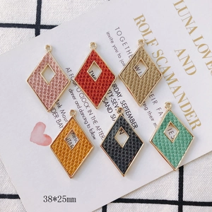 Colgantes de cuero en forma de rombo con marcos dorados en seis colores para joyería DIY