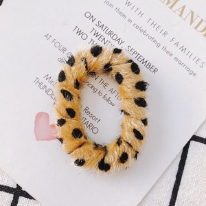 Détails de l'accessoire de boucles d'oreilles en fausse fourrure douce motif léopard