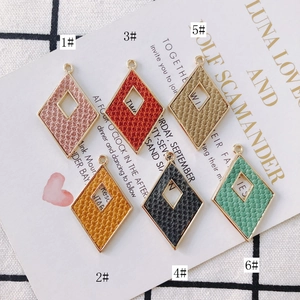 Colgantes de rombo en aleación con textura de cuero en seis colores variados