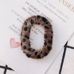 Vue détaillée de l'accessoire rond en fausse fourrure léopard pour la création de bijoux