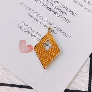 Detalle de colgante de rombo amarillo jengibre con borde dorado para creación de joyas