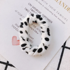 Détail du tissu peluche léopard pour la confection de boucles d'oreilles et accessoires