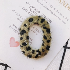 Détail du cercle en fausse fourrure léopard pour la fabrication de boucles d'oreilles DIY