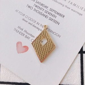 Detalle de colgante romboide de aleación dorada con cuero oliva para creación de joyas DIY