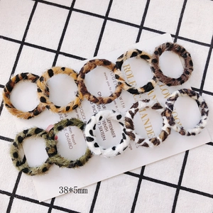 Accessoires de boucles d'oreilles en tissu léopard pelucheux de 38x5mm assortis