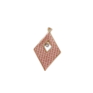 Colgante para pendientes de rombo en ecocuero rosa con borde dorado y textura de panal
