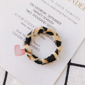 Vue détaillée de l'accessoire boucle d'oreille DIY avec texture douce en fausse fourrure léopard