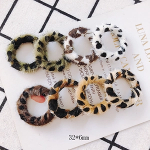 Détails des composants de boucles d'oreilles ronds en fausse fourrure léopard pour DIY