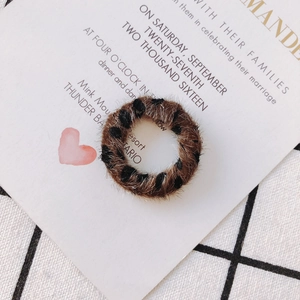 Gros plan d'un accessoire circulaire en peluche léopard avec fausse fourrure pour bijoux DIY