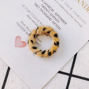 Détail d'accessoire de boucles d'oreilles pelucheux motif léopard pour bijoux DIY
