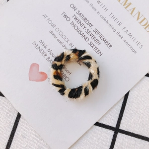 Détails des composants de boucles d'oreilles ronds en fausse fourrure léopard pour bijoux