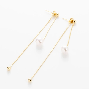 Élégantes boucles d'oreilles pampilles dorées avec perles blanches et perles en métal