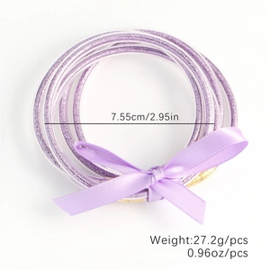 Details von lila Glitzer-Armbändern mit Satin-Schleife und Maßen auf weißem Hintergrund