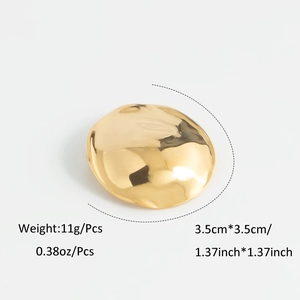 Detailed view of gold round brooch showing 3.5cm diameter and 11g weight on white surface