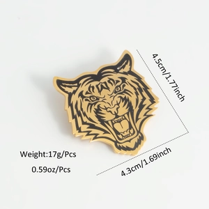 Détail d'une broche tête de tigre plaquée or 18 carats avec dimensions et poids