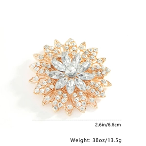 Détails d'une broche fleur dorée ornée de strass avec les mesures de dimensions