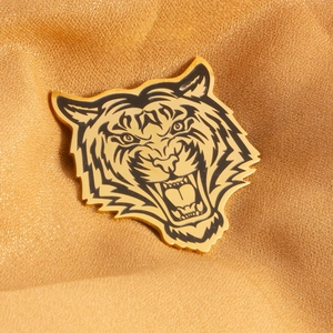Broche tête de tigre plaquée or 18 carats avec émail noir pour un style bijoux unisexe