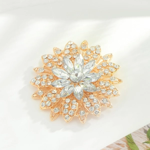 Broche fleur dorée élégante ornée de cristaux scintillants et strass brillants pour femme