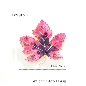 Dimensions de la broche feuille d'érable rose 4,5cm x 5cm et poids de 11,43g